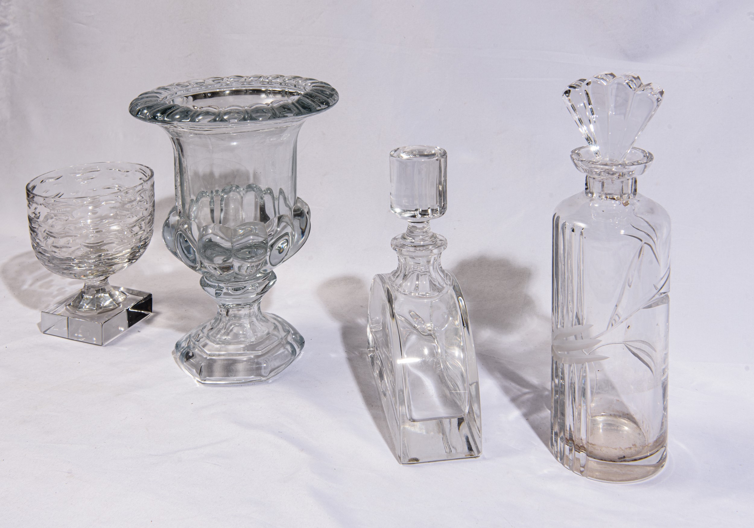 Lotto di quattro oggetti in vetro