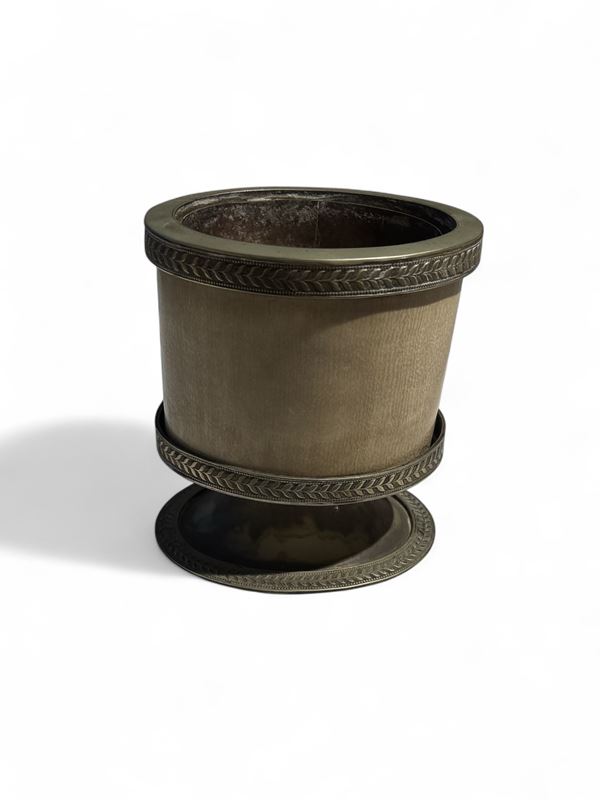 Contenitore in metallo argentato e corno