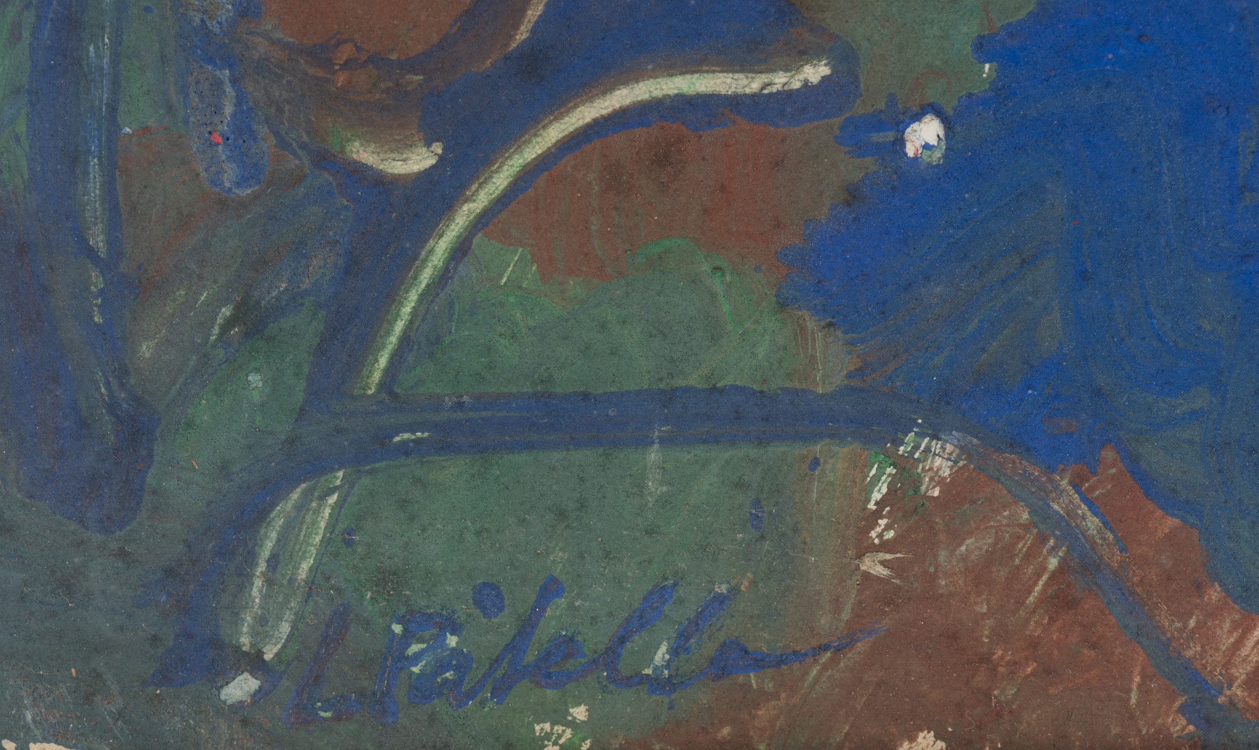 Figura femminile con braccia conserte