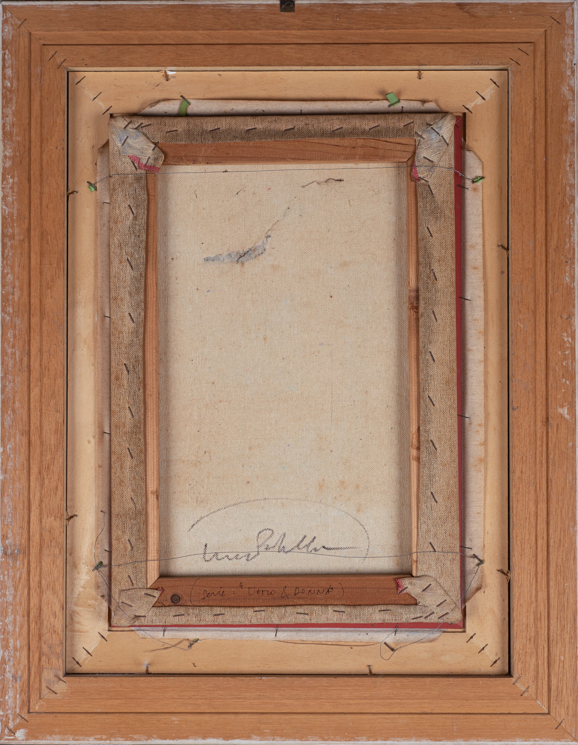 Figura femminile con braccia conserte