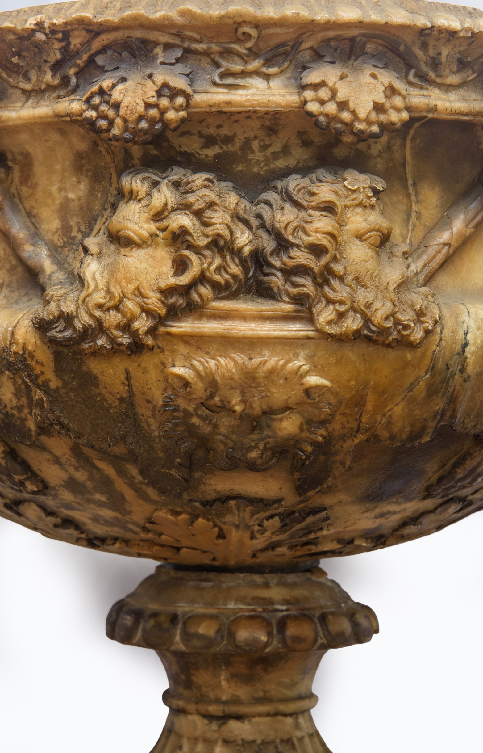 Monumentale vaso in alabastro scolpito