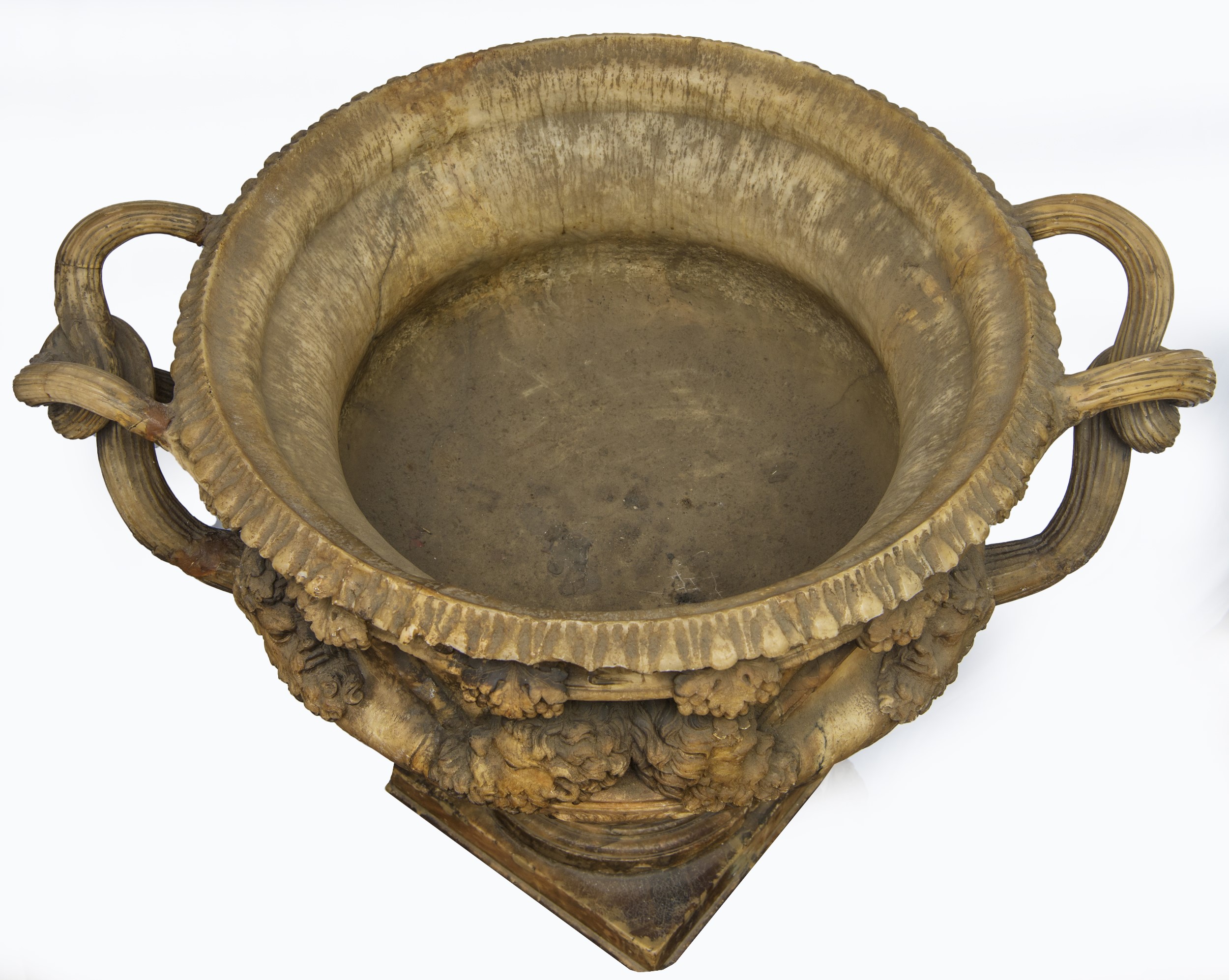 Monumentale vaso in alabastro scolpito