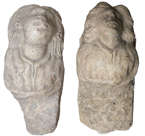 Coppia di antichi elementi decorativi in marmo
