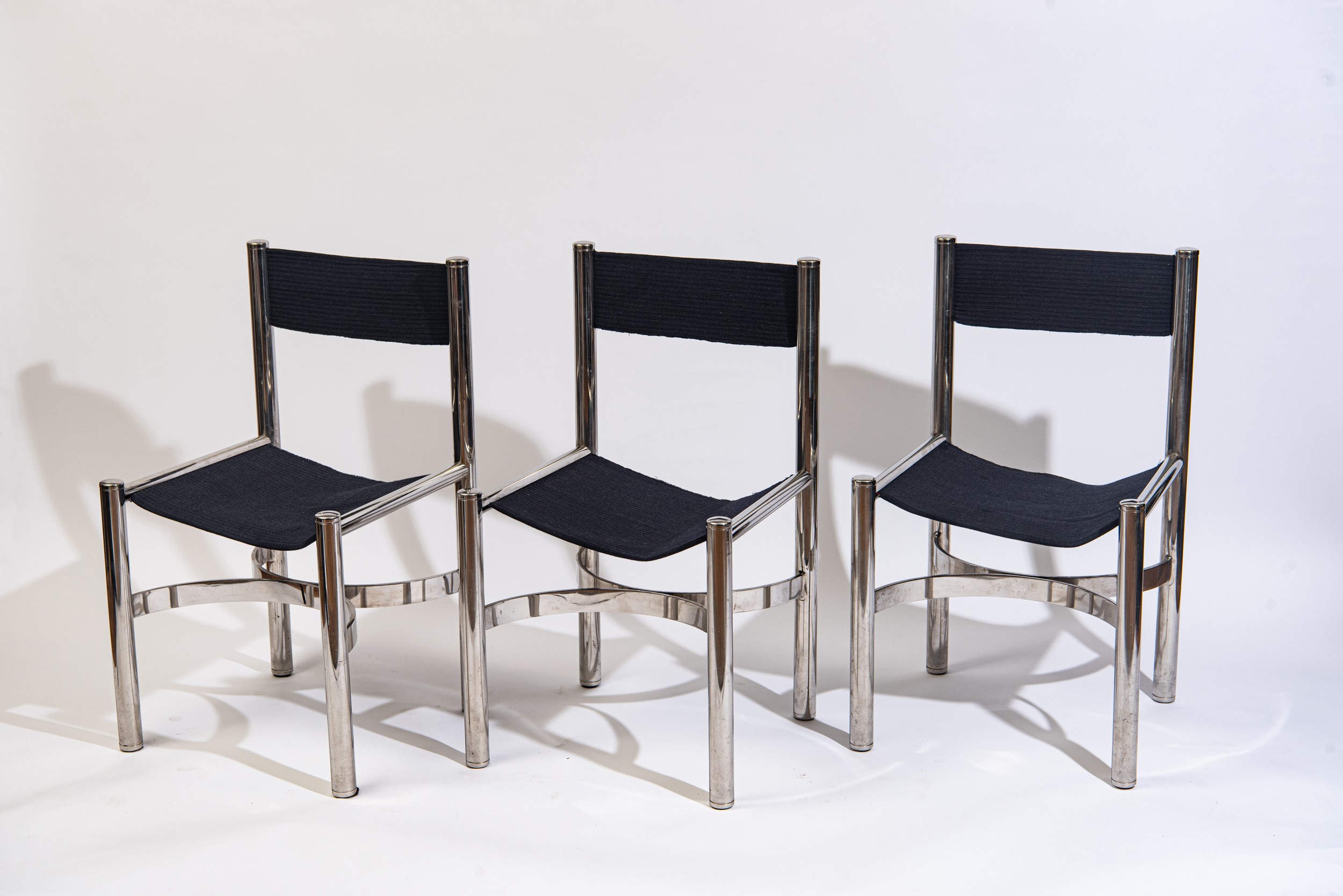 Design Industriale Dada, Sei sedie in acciaio e tessuto