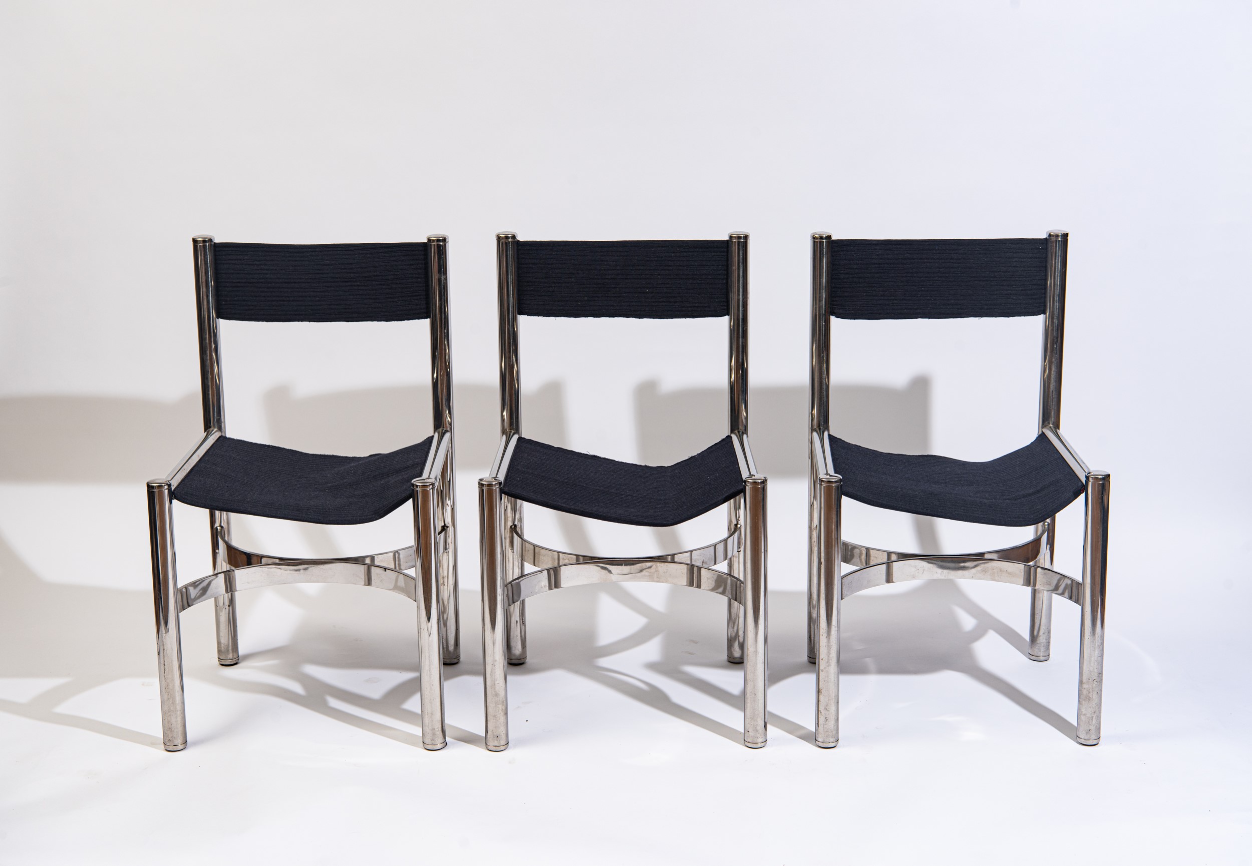 Design Industriale Dada, Sei sedie in acciaio e tessuto