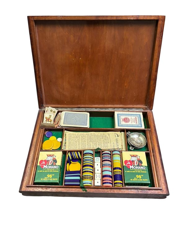 Scatola da gioco con carte e fiche