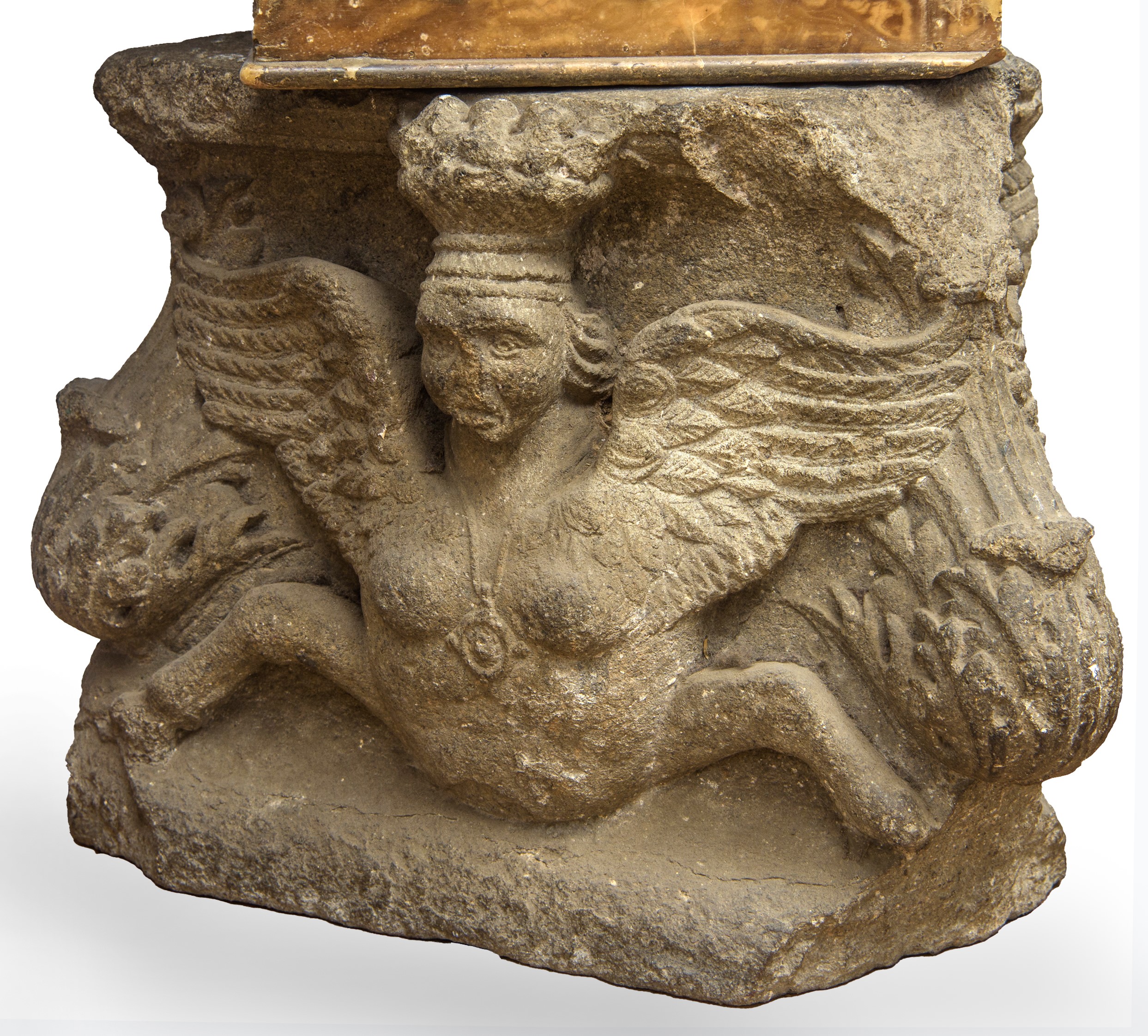 Plinto in peperino scolpito