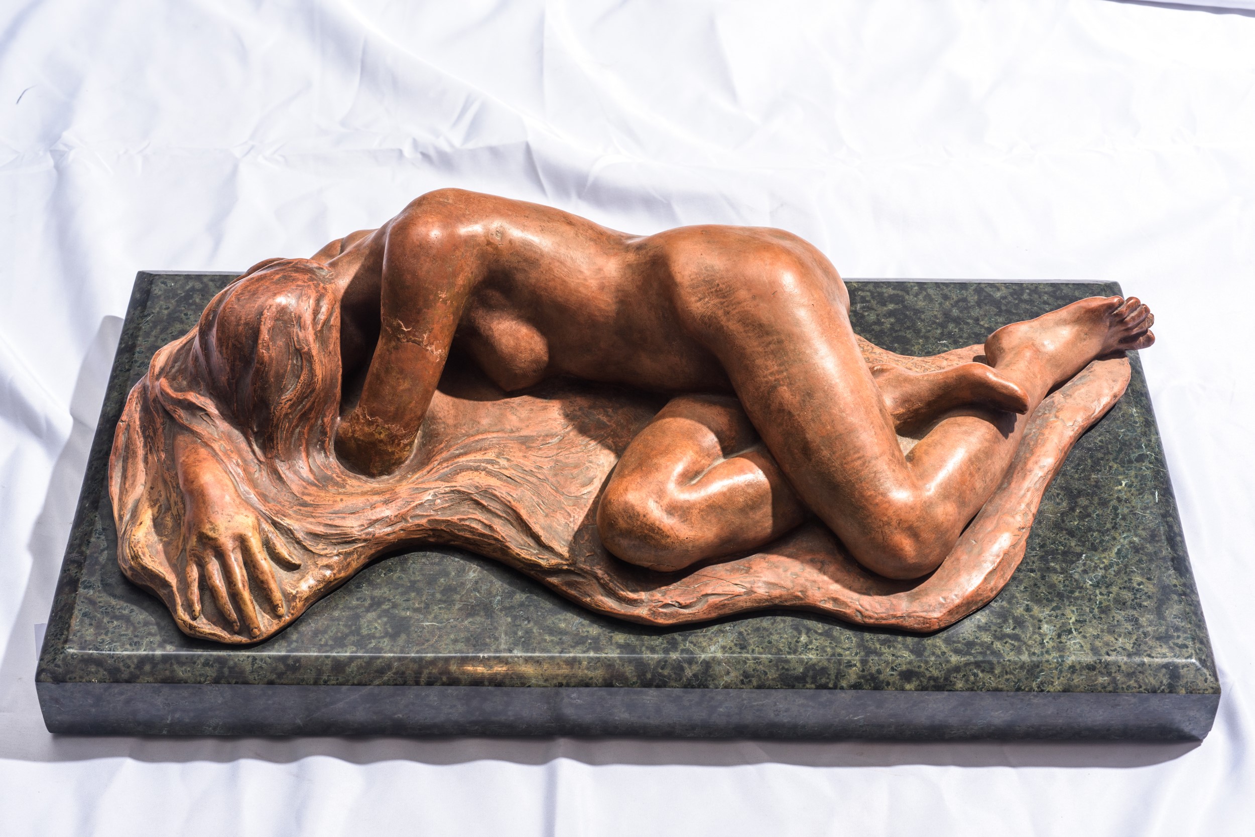 Figura femminile distesa