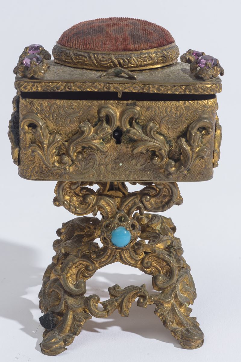 Cofanetto da lavoro con puntaspilli