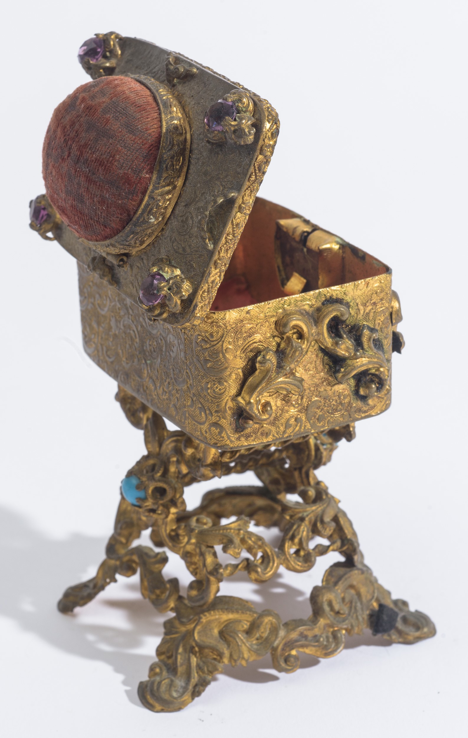 Cofanetto da lavoro con puntaspilli