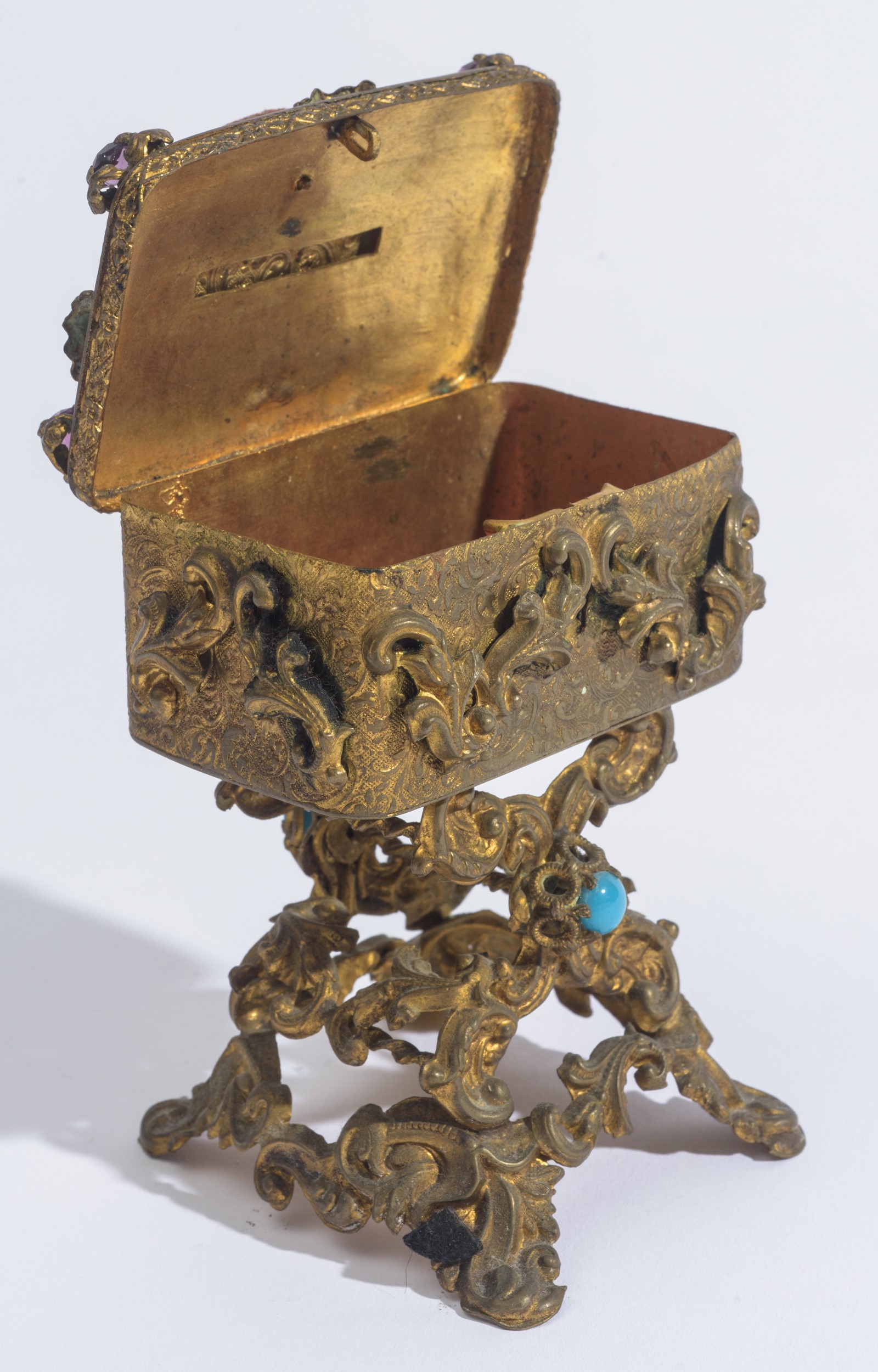 Cofanetto da lavoro con puntaspilli