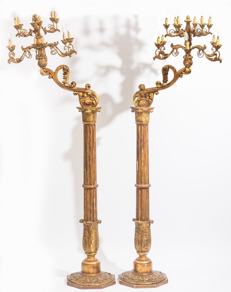 Coppia di grandi candelabri da terra