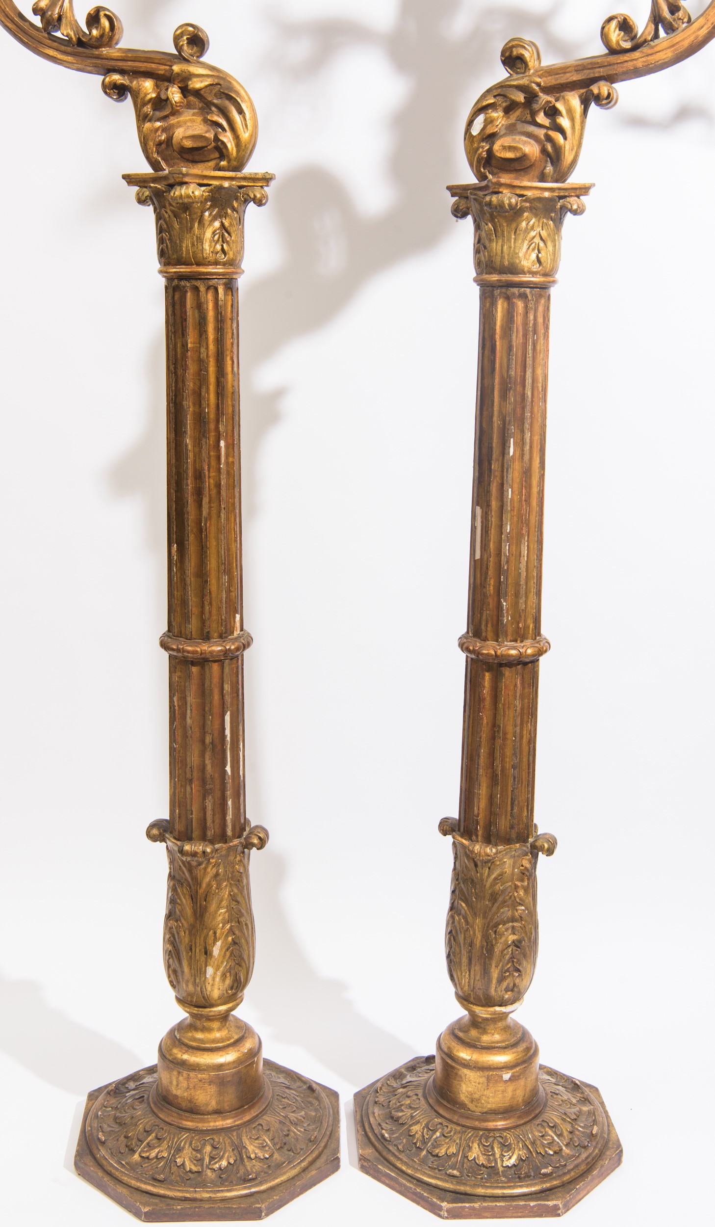 Coppia di grandi candelabri da terra