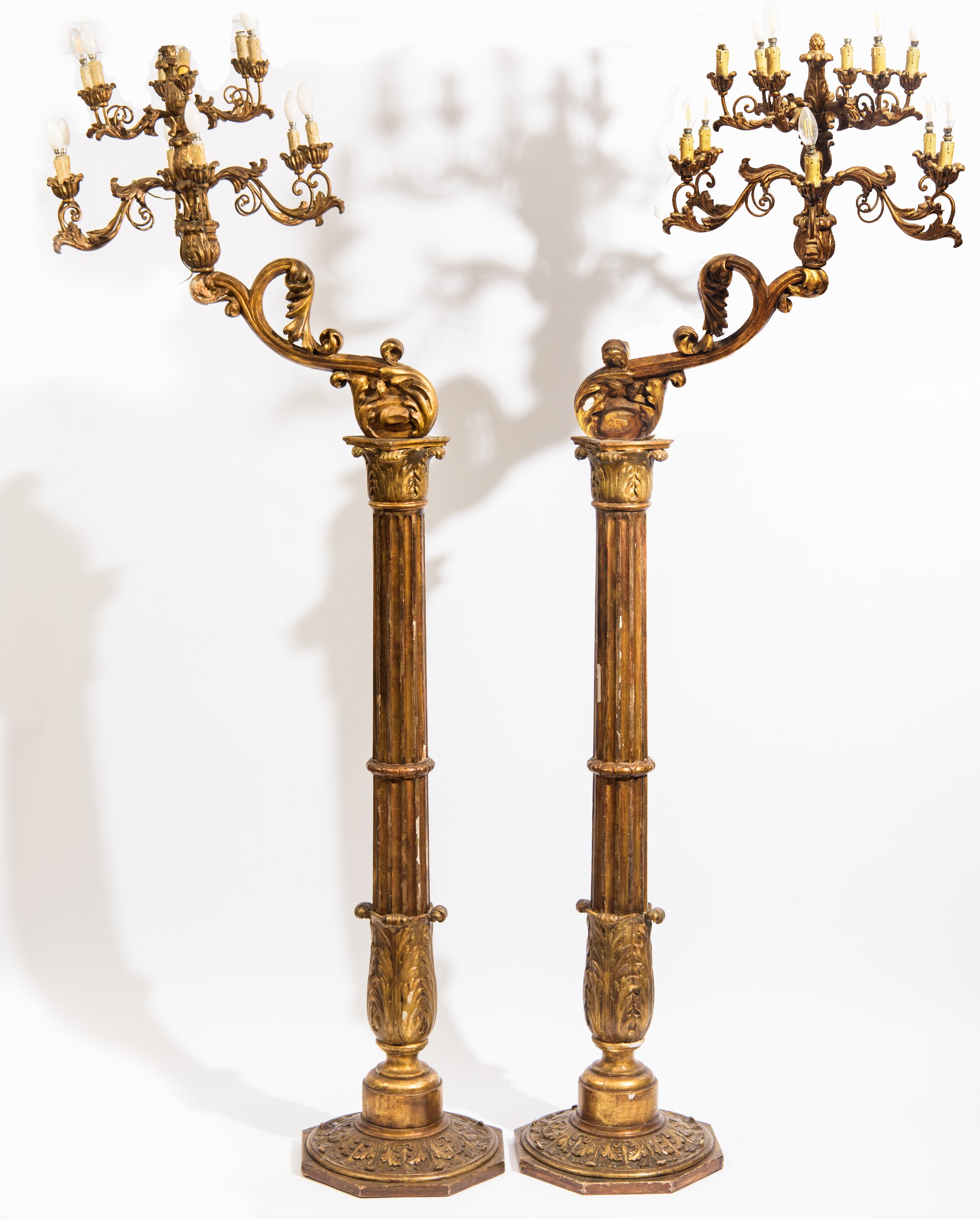 Coppia di grandi candelabri da terra