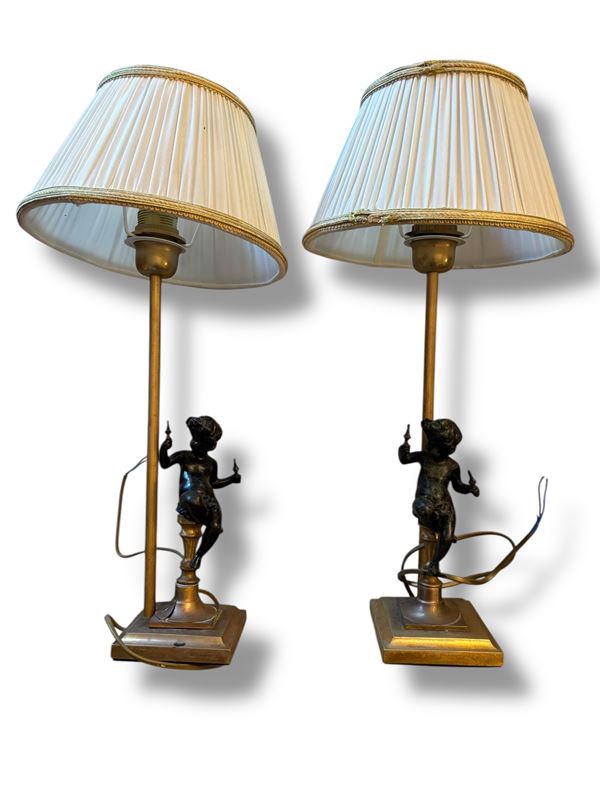 Coppia di lampade da appoggio con amorino