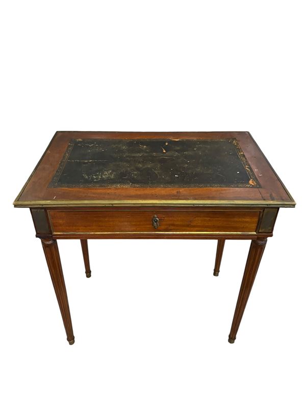 Piccolo scrittoio  - legno di noce - Asta Brocantage - Summer Edition  - DAMS Casa d'Aste