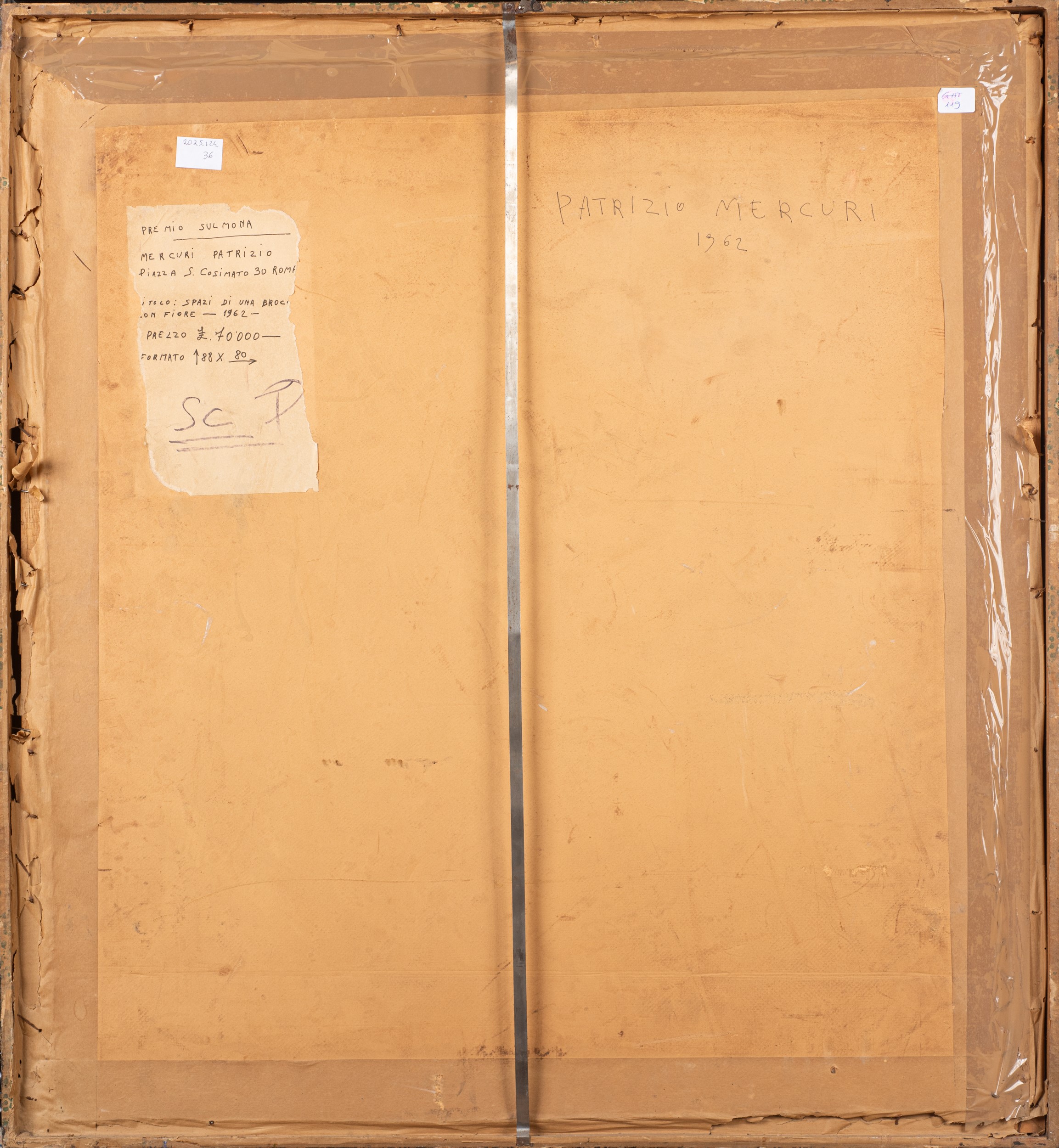 Spazi di una brocca con fiore