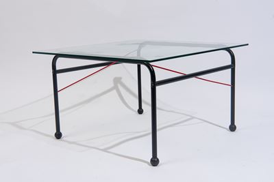 Design Sweden, Tavolino da caffè modello 'Black and Red', vetro e ferro laccato