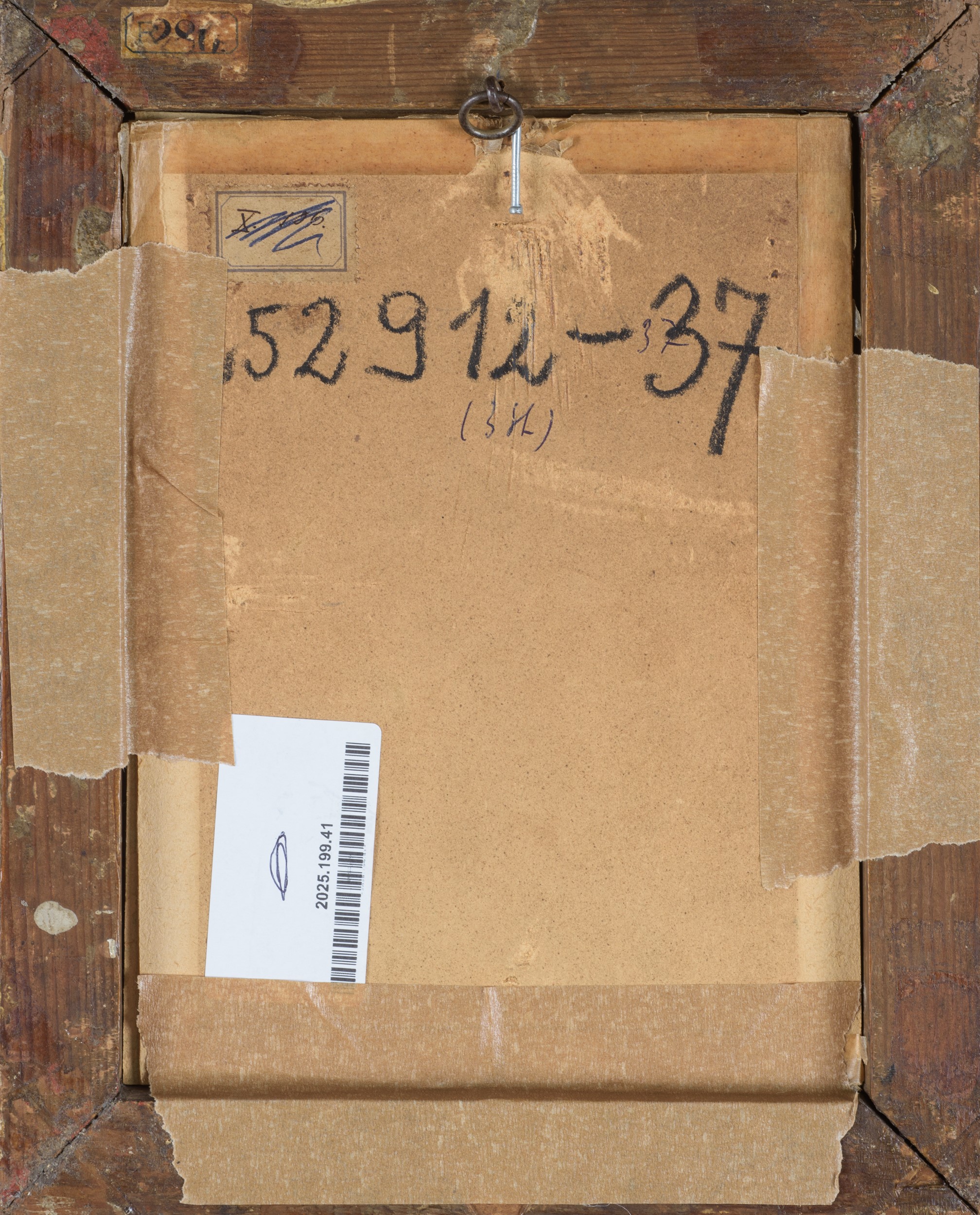 Studio di giovane seduto di tre quarti