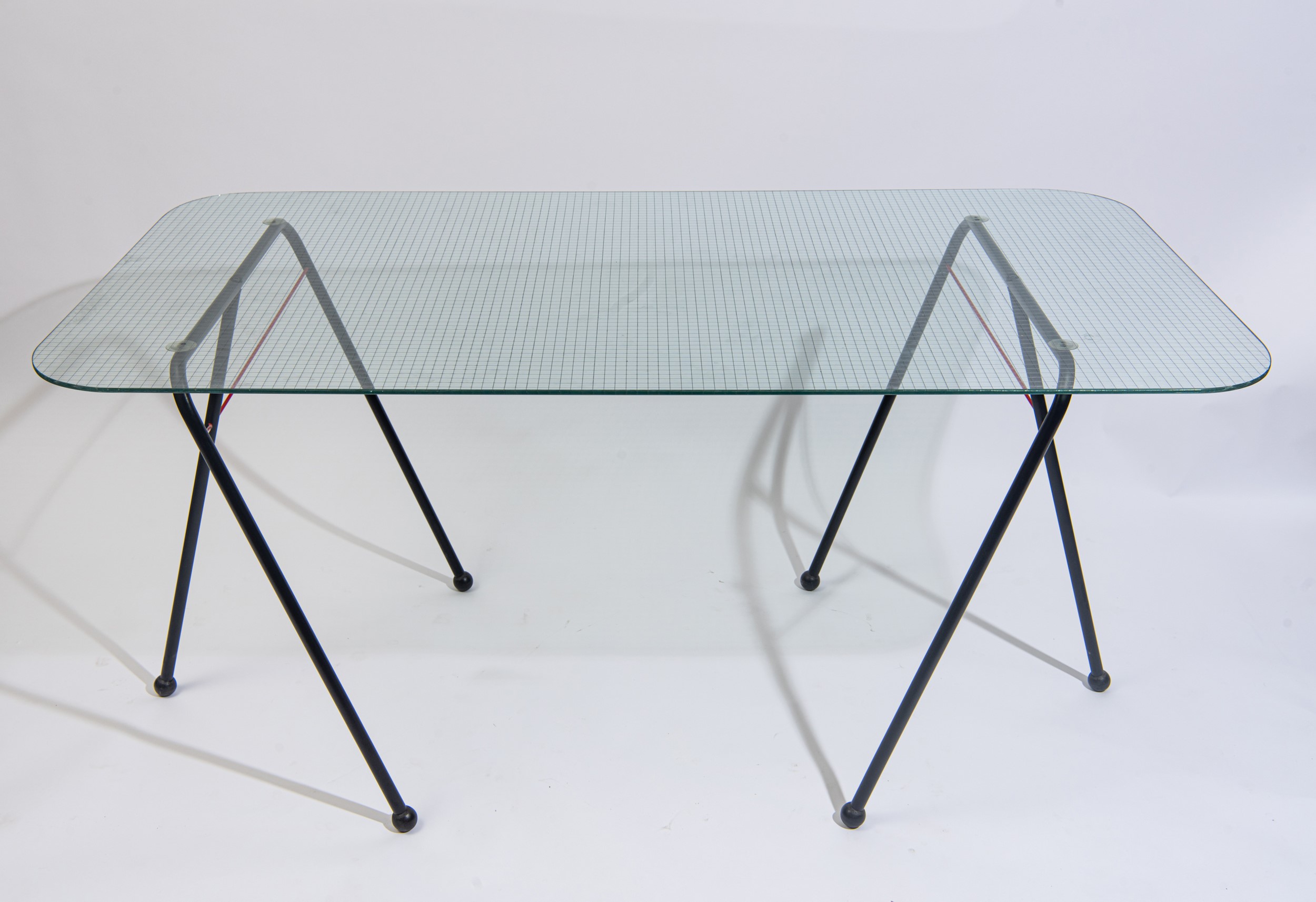 Design Sweden, Tavolo “Black and red” mod. Slim Innovator, vetro e ferro laccato