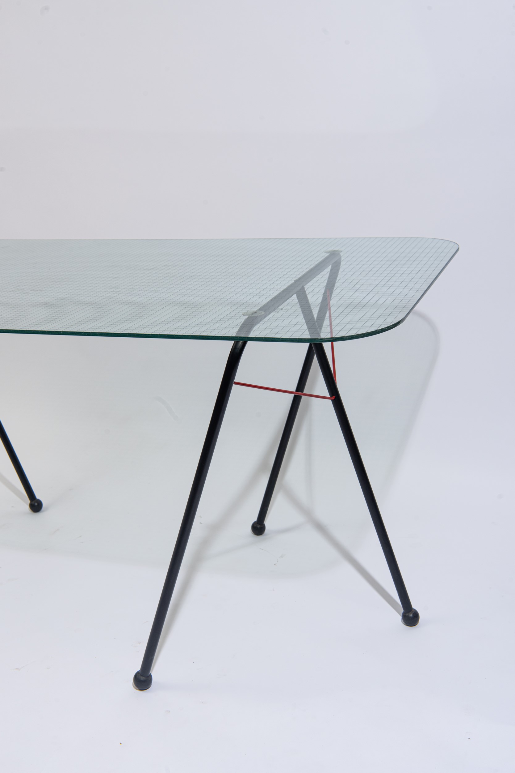 Design Sweden, Tavolo “Black and red” mod. Slim Innovator, vetro e ferro laccato