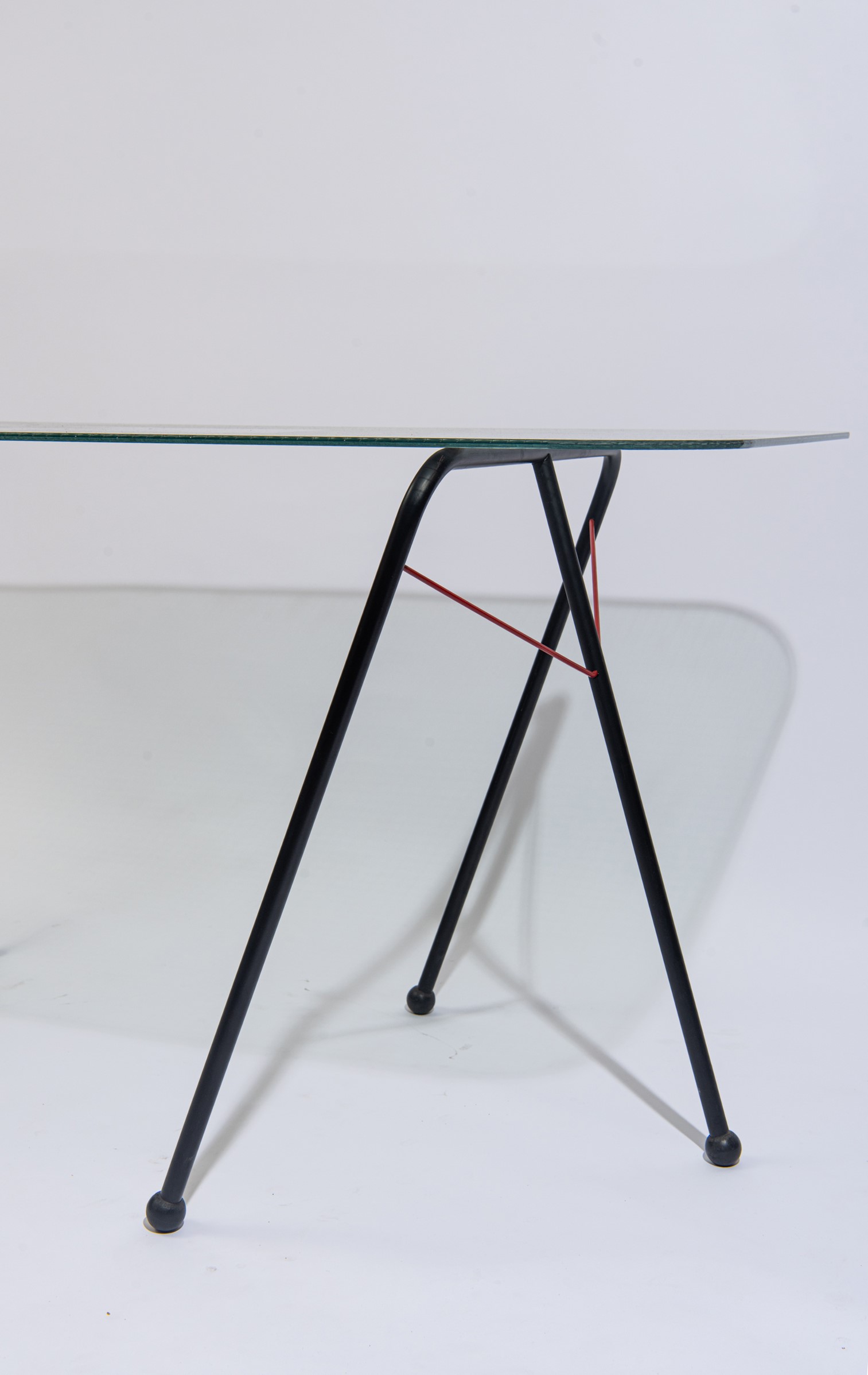 Design Sweden, Tavolo “Black and red” mod. Slim Innovator, vetro e ferro laccato
