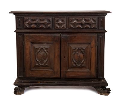 Credenza a due sportelli, legno di noce intagliato, XVII secolo, Liguria