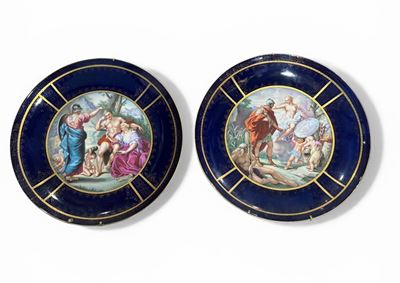 Coppia di piatti decorativi in porcellana, d. 30,5 cm