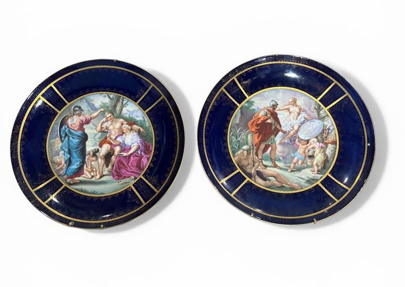 Coppia di piatti decorativi in porcellana, d. 30,5 cm