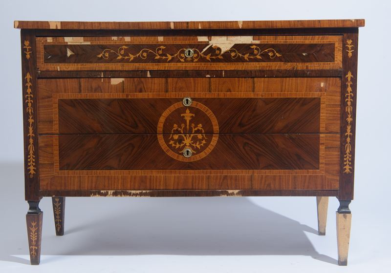 Comò a tre cassetti, legno di rosa, bosso e palissandro, Italia, metà XIX secolo