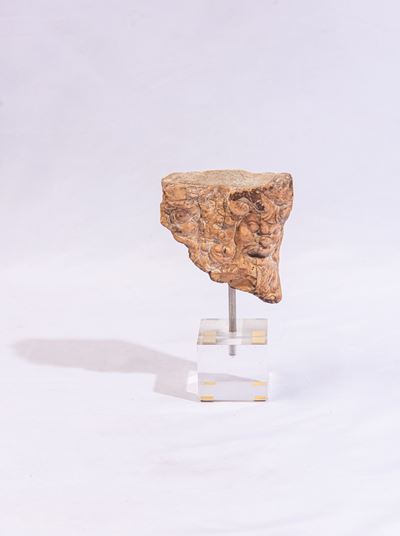 Frammento in marmo, mascherone in giallo antico di Numidia
