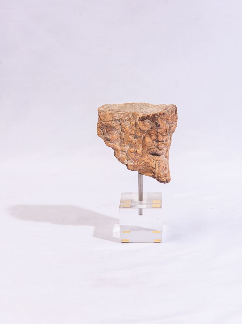 Frammento in marmo, mascherone in giallo antico di Numidia