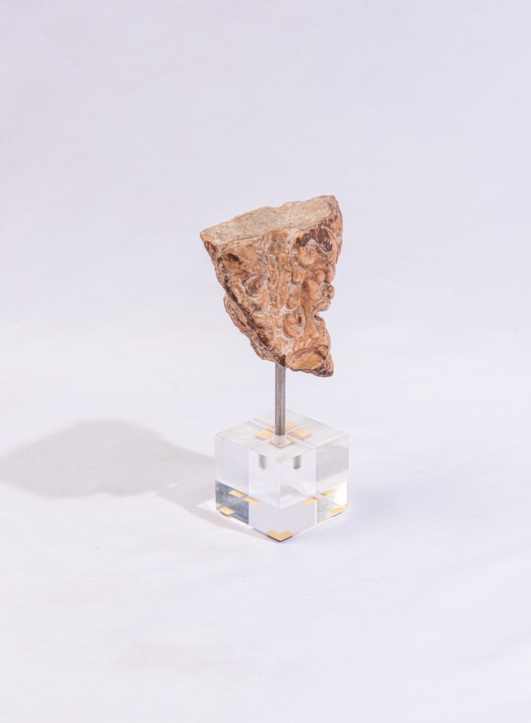 Frammento in marmo, mascherone in giallo antico di Numidia