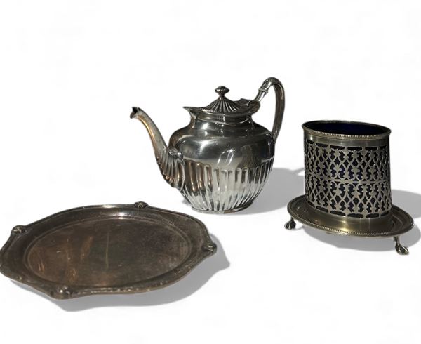 Tre oggetti in metallo argentato