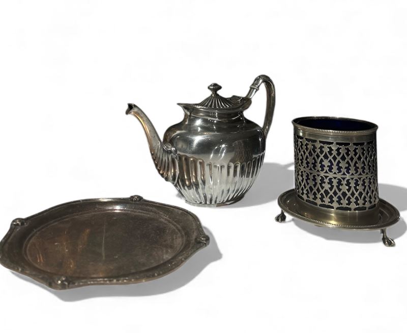 Set di Tre Oggetti in Metallo Argentato: Vaso e Teiera