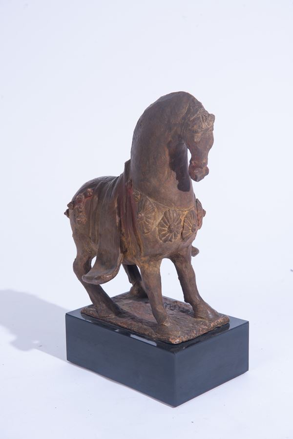 Una scultura in terracotta raffigurante un cavallo
