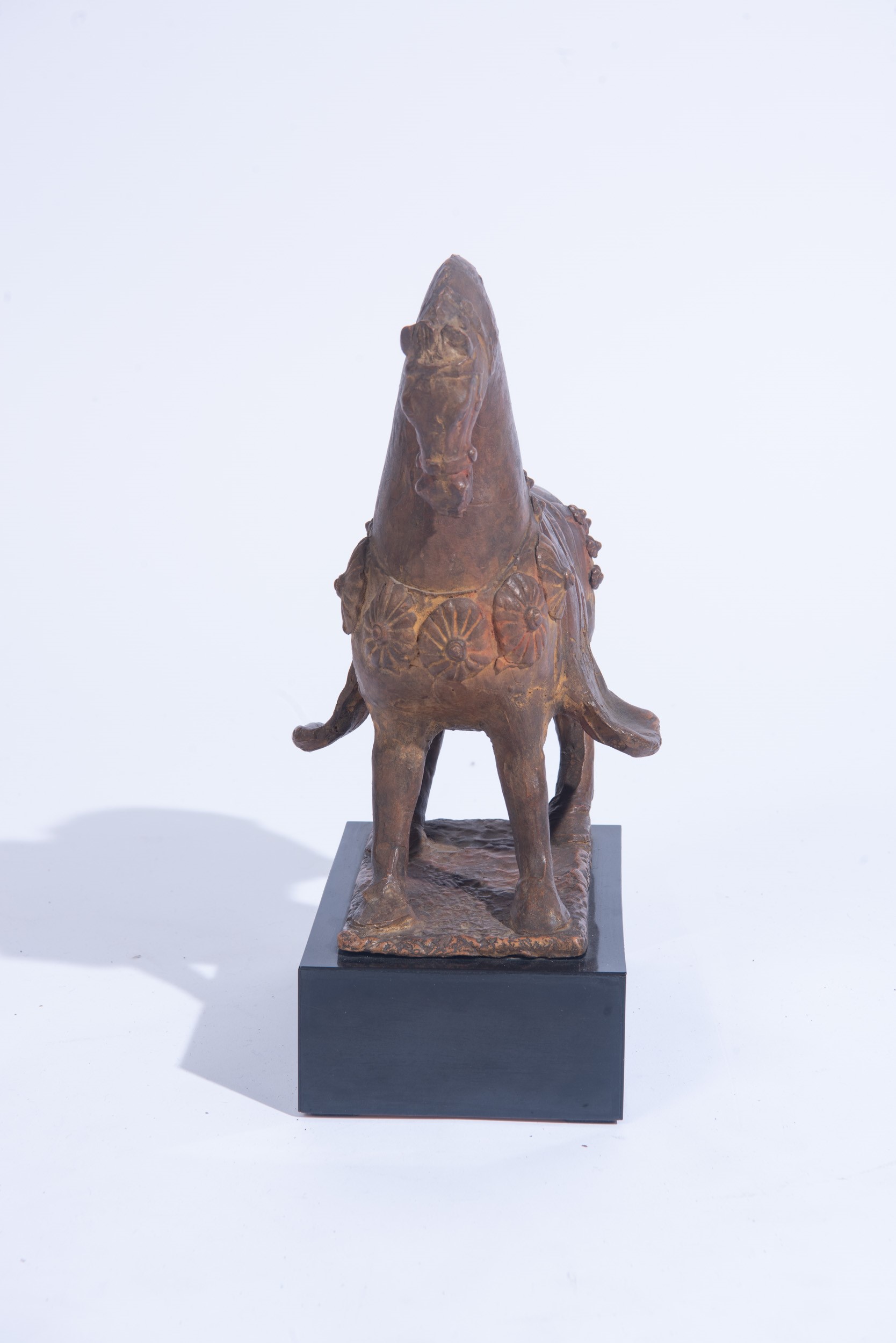 Una scultura in terracotta raffigurante un cavallo