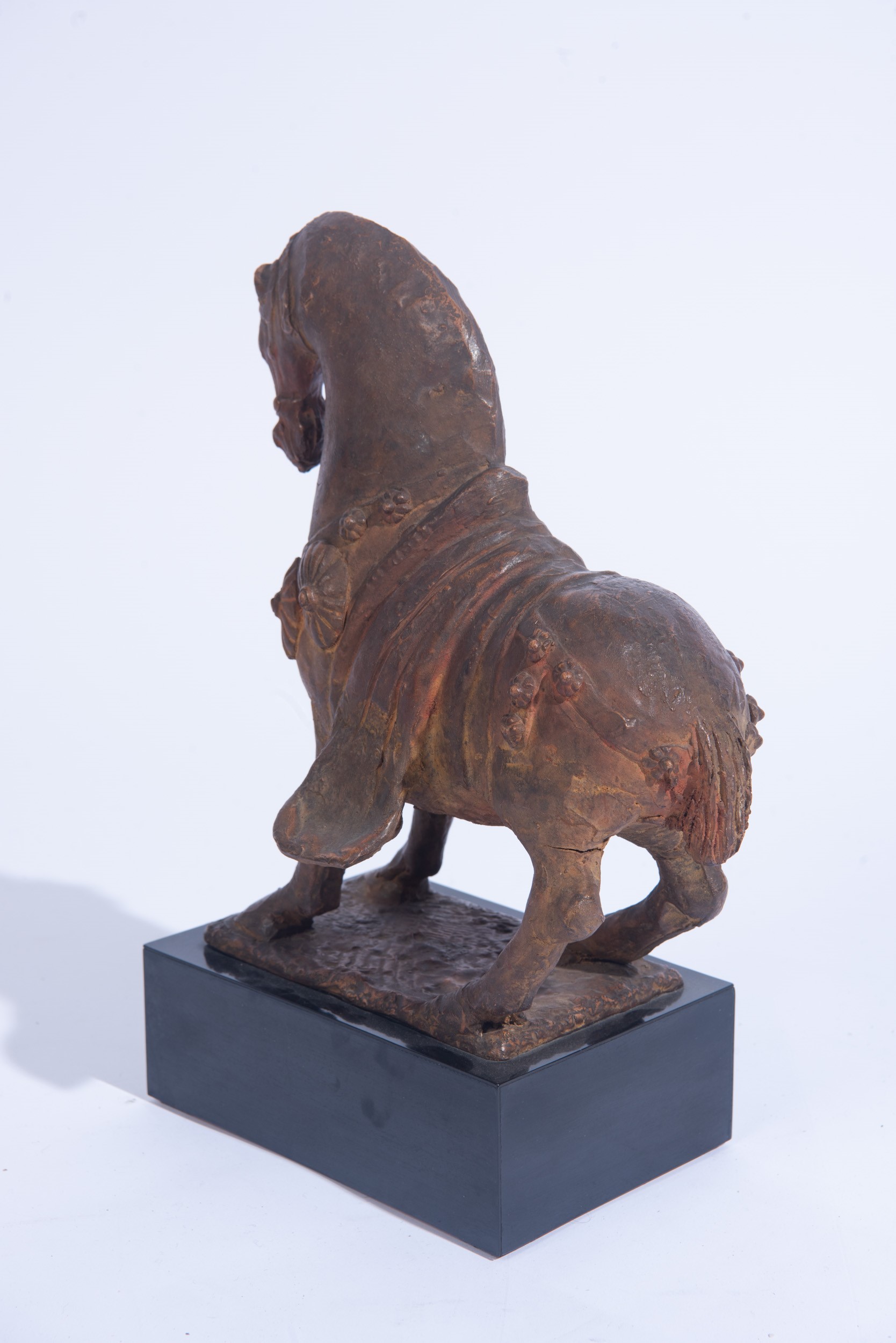 Una scultura in terracotta raffigurante un cavallo