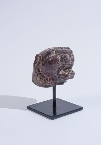 Frammento di scultura, testa felina in porfido rosso antico d'Egitto