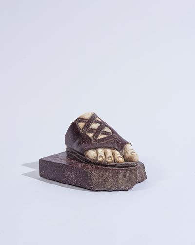 Frammento di scultura, piede in porfido rosso e marmo bianco, Periodo Gran Tour, Fine XIX secolo