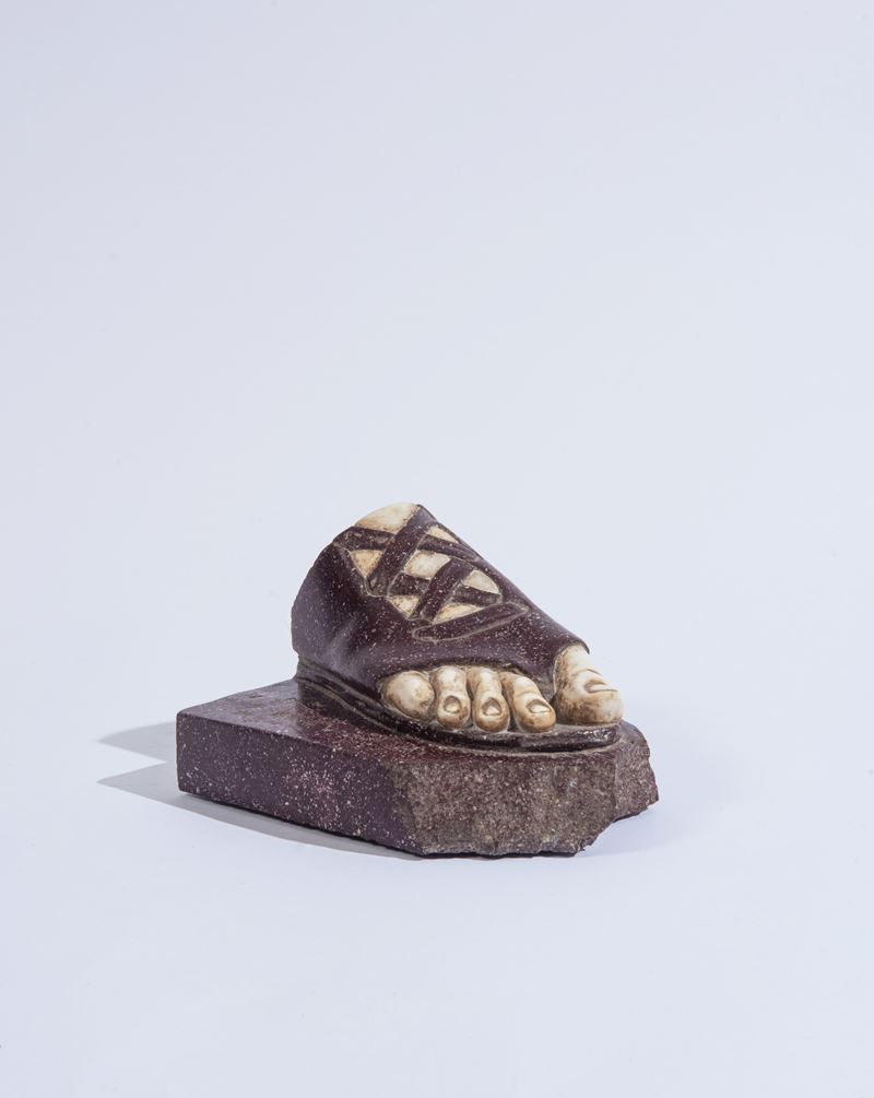 Frammento di scultura, piede in porfido rosso e marmo bianco, Periodo Gran Tour, Fine XIX secolo