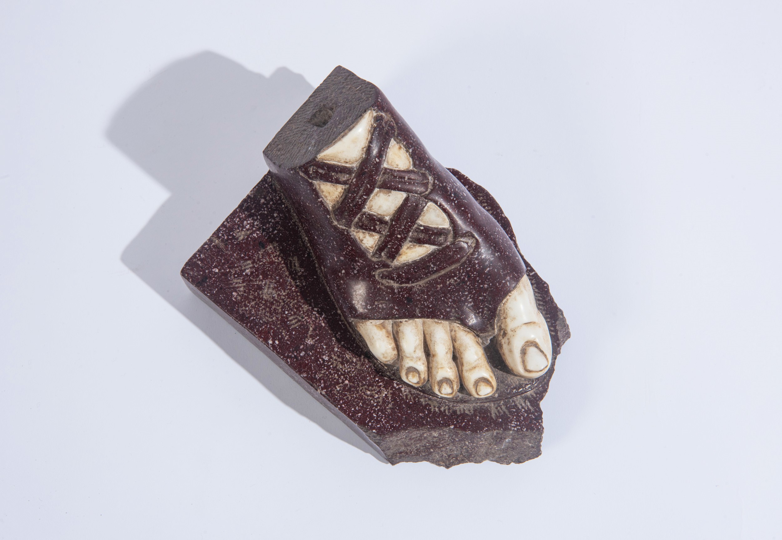 Frammento di scultura, piede in porfido rosso e marmo bianco, Periodo Gran Tour, Fine XIX secolo