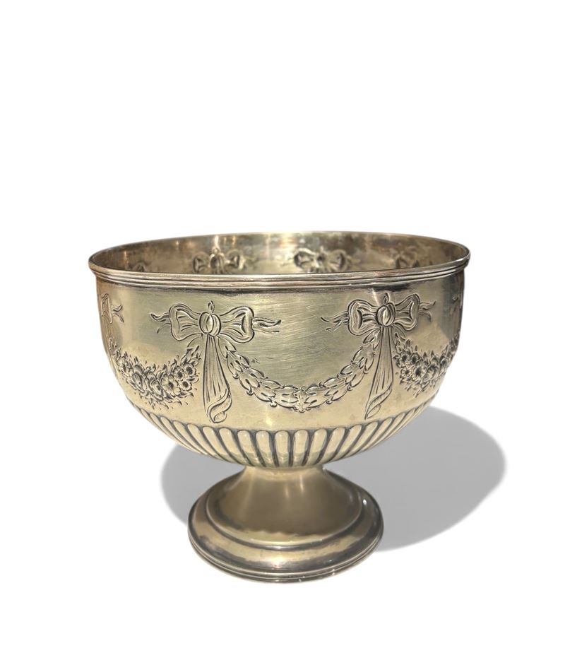 Bowl Vittoriana, metallo argentato decorata a fiocchi e ghirlande