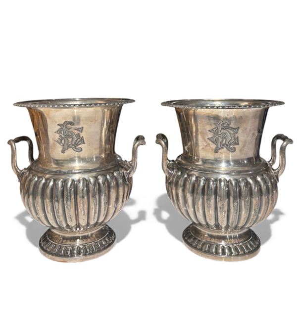 Coppia di vasi in metallo argentato