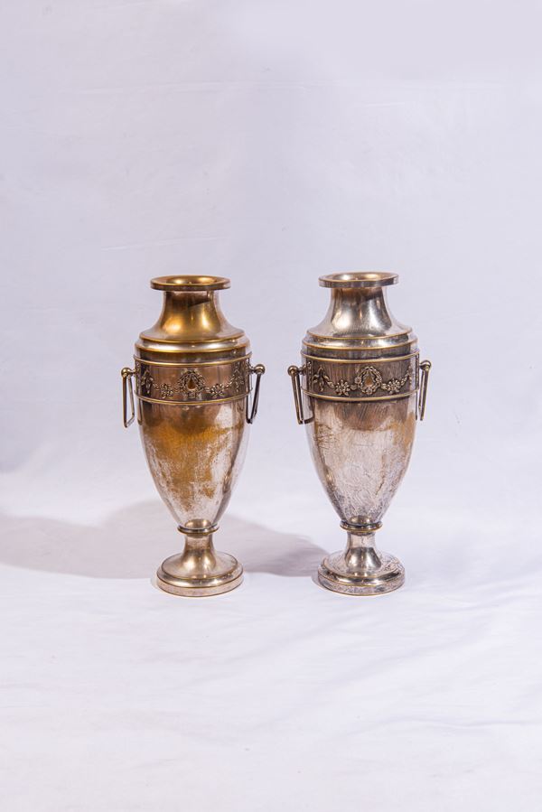 Coppia di vasi liberty in metallo argentato