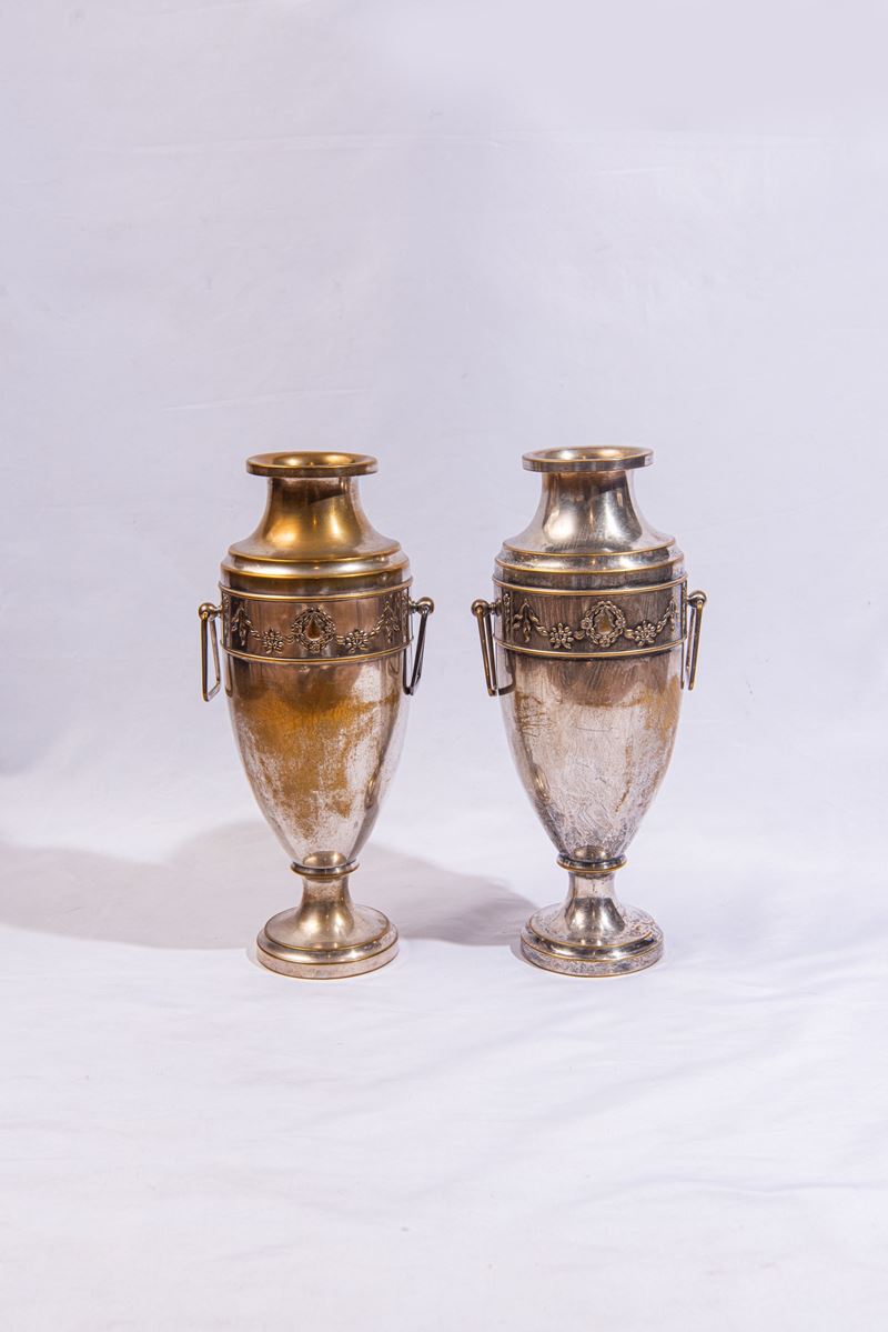 Coppia di vasi liberty in metallo argentato