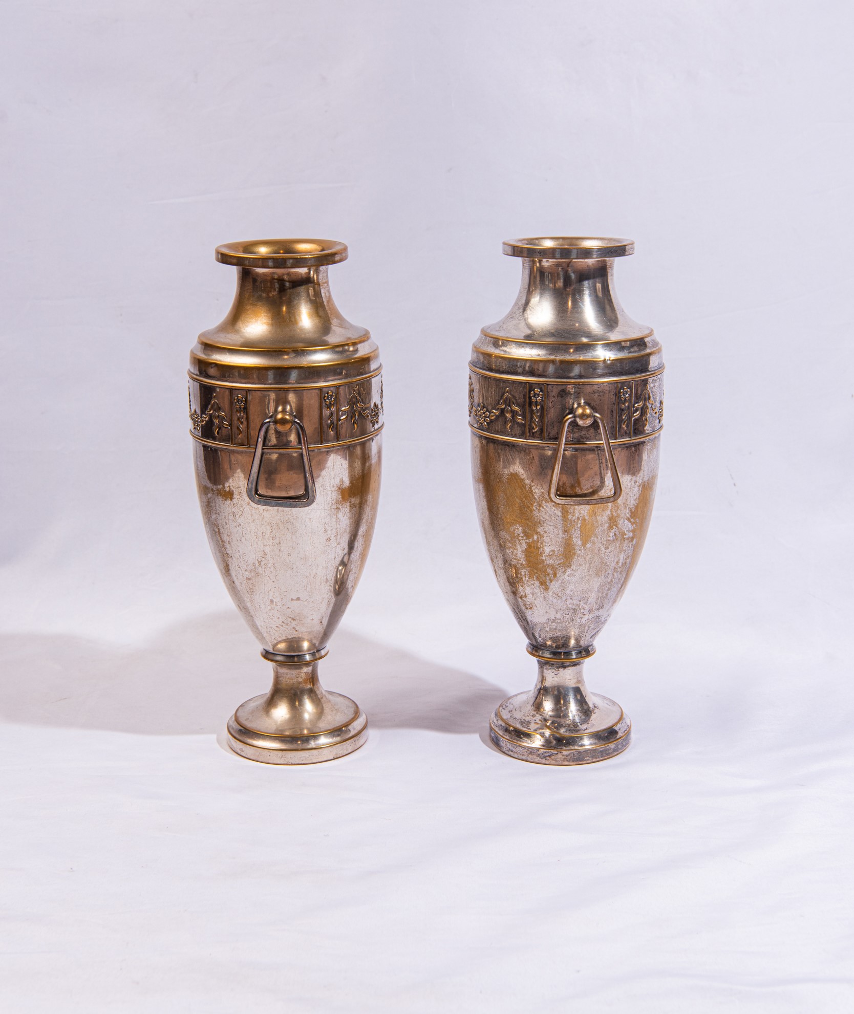 Coppia di vasi liberty in metallo argentato