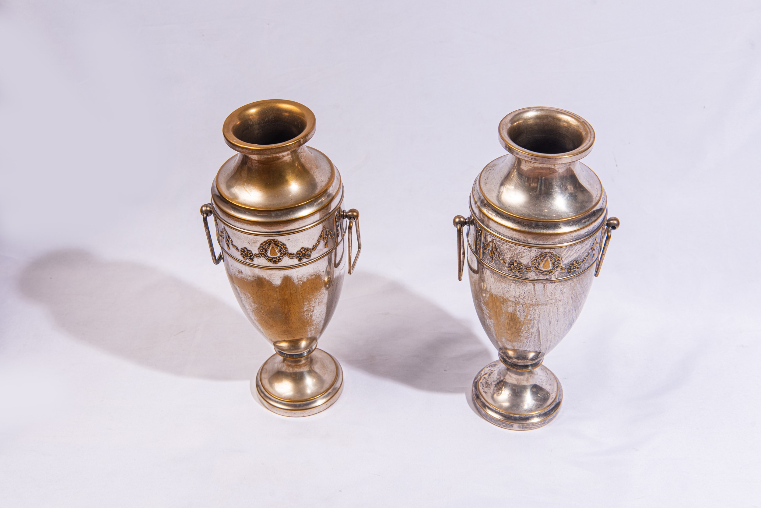 Coppia di vasi liberty in metallo argentato