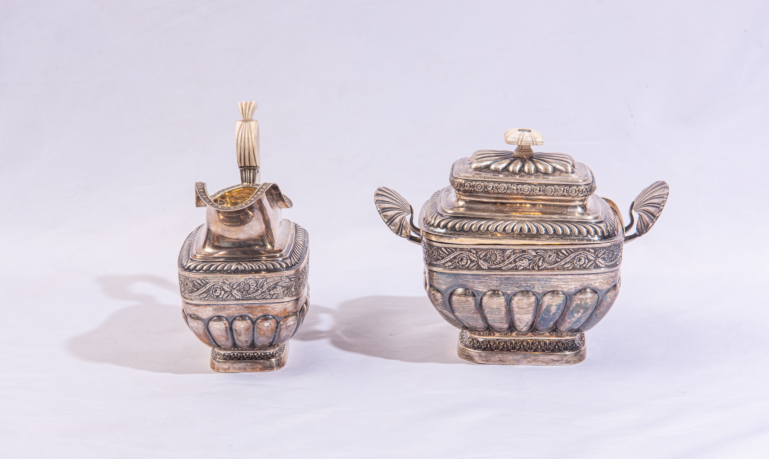 Lattiera e biscottiera in argento