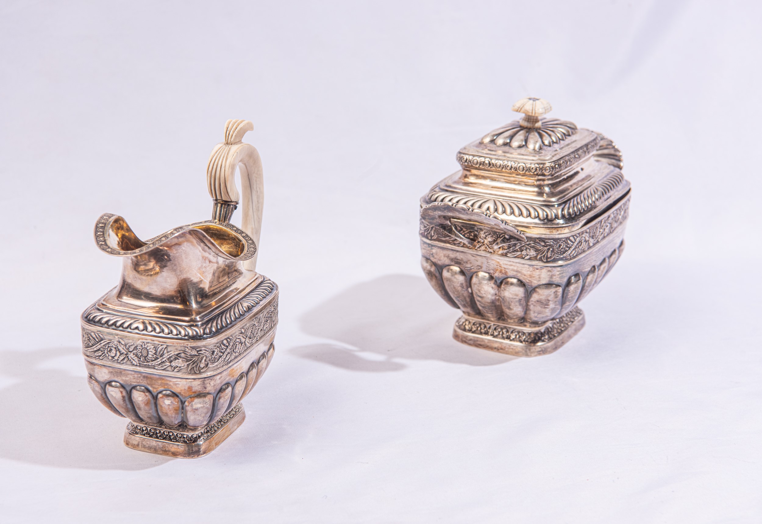 Lattiera e biscottiera in argento